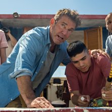 Blue Miracle - A pesca per un sogno: Jimmy Gonzales e Dennis Quaid in una scena