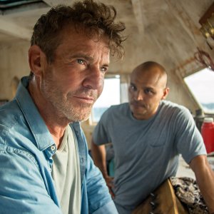Blue Miracle - A pesca per un sogno: Dennis Quaid con Jimmy Gonzales in una scena