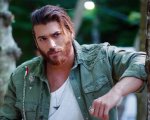 Can Yaman: fan si introducono nel suo condominio, lui rifiuta di salutarle