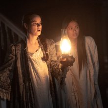 Chapelwaite: Emily Hampshire con Sirena Gulamgaus e Jennifer Ens