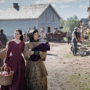 Chapelwaite: Emily Hampshire in una scena della serie tv