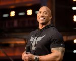 Dwayne Johnson prende in giro John Krasinski fingendo di guardare A Quiet Place con le figlie