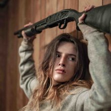 Girl: Bella Thorne in una scena d'azione