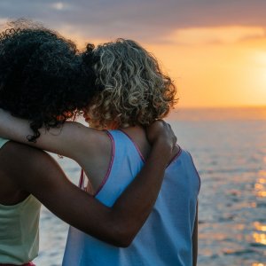 Maledetta primavera: Manon Bresch ed Emma Fasano in una scena