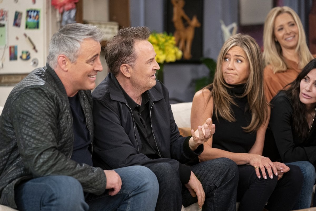 matthew perry il cast di friends lo ricorda a due anni dalla morte con un commovente tributo da Movieplayer.it matthew perry il cast di friends lo ricorda a due anni dalla morte con un commovente tributo