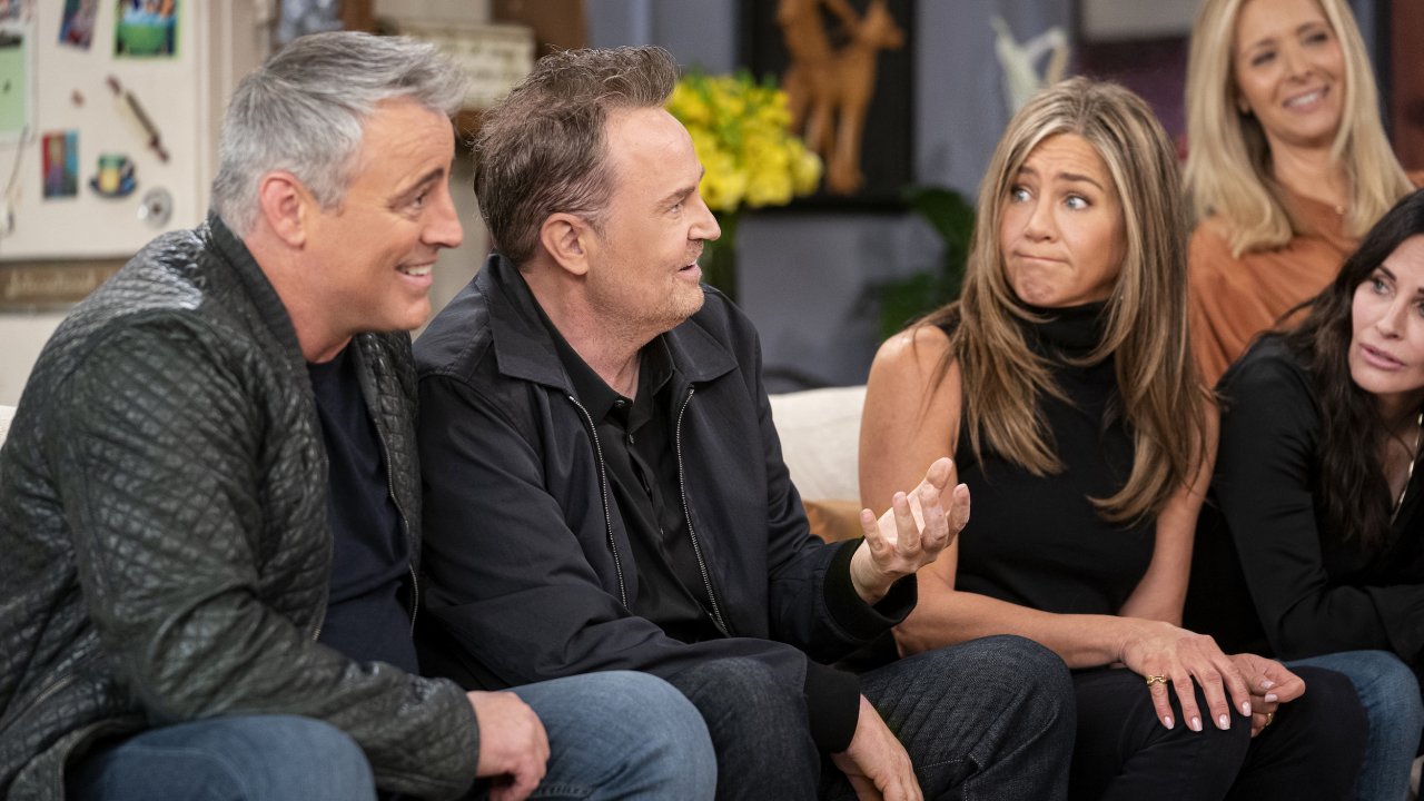 Matthew Perry insieme al resto del cast nella reunion di Friends
