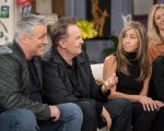 Matthew Perry, il cast di Friends lo ricorda a due anni dalla morte con un commovente tributo