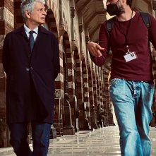 Monterossi: Farbizio Bentivoglio e il regista Roan Johnson sul set della serie tv