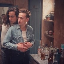 It's a Sin: Olly Alexander e Nathaniel Curtis in una scena della serie