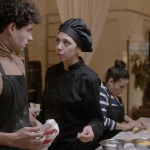 Maschile singolare: Barbara Chichiarielli e Giancarlo Commare in una scena