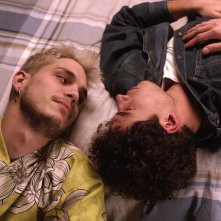 Maschile singolare: Edoardo Valdarnini e Giancarlo Commare in una scena