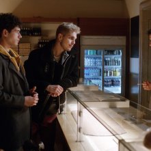 Maschile-singolare: Gancarlo Commare, Gianmarco Saurino e Eduardo Valdarnini in una scena