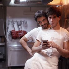 Maschile singolare: Gianmarco Saurino e Giancarlo Commare in una scena