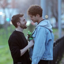 Maschile singolare: Lorenzo Adorni e Giancarlo Commare in una scena