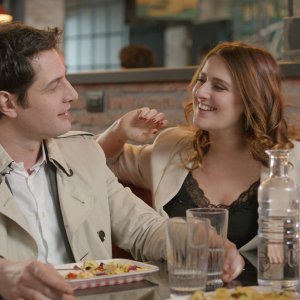 Maschile singolare: Michela Giraud e Alberto Paradossi in una scena