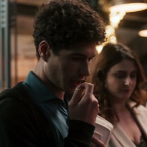 Maschile singolare: Michela Giraud e Giancarlo Commare in una scena