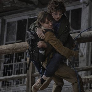 Quelli che mi vogliono morto: Angelina Jolie e Finn Little in una scena del film