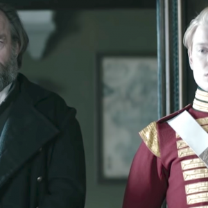 The Renegade: Hugo Weaving e Freddie Fox in una scena