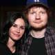 Friends: Courteney Cox e Ed Sheeran ricreano la danza di Ross e Monica (VIDEO)