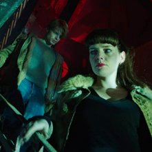 Play Or Die - Gioca o muori: Charley Palmer Merkell e Roxane Mesquida in iuna scena del film