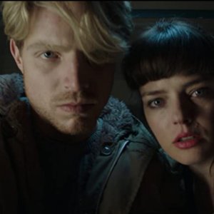 Play Or Die - Gioca o muori: Charley Palmer Rothwell e Roxane Mesquida in iuna scena del film