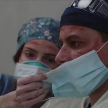 New Amsterdam 3: Janet Montgomery e Alejandro Hernandez in una scena della serie