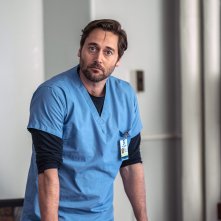 New Amsterdam 3: Ryan Eggold in una scena della serie