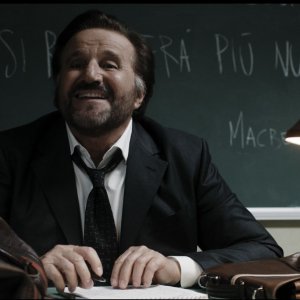 Comedians: Christian De Sica in una scena