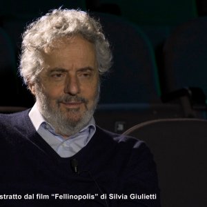 Fellinopolis: Nicola Piovani in un'immagine del film