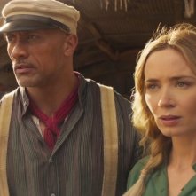 Jungle Cruise: Emily Blunt con Dwayne Johnson in una scena