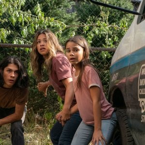 Awake: Gina Rodriguez, Lucius Hoyos e Ariana Greenblatt in una scena del film