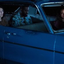 Awake: Gina Rodriguez, Lucius Hoyos e Shamier Anderson in una scena del film