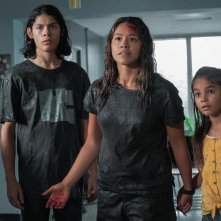 Awake: Lucius Hoyos, Gina Rodriguez e Ariana Greenblatt in una scena del film