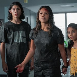 Awake: Lucius Hoyos, Gina Rodriguez e Ariana Greenblatt in una scena del film