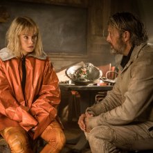 Chaos Walking: Mads Mikkelsen e Daisy Ridley in una scena del film