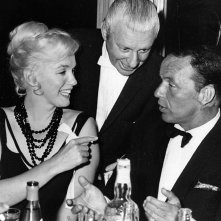 Frank Sinatra e Marilyn Monroe seduti insieme a un tavolo