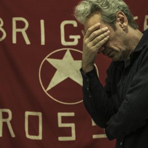 Esterno notte: Fabrizio Gifuni è Aldo Moro nella prima foto