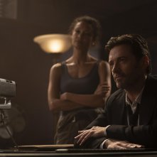 Frammenti dal passato - Reminiscence: Hugh Jackman, Thandiwe Newton in una scena del film