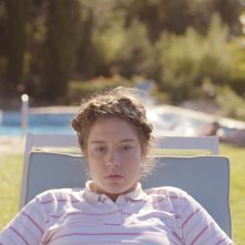 Mandibules - Due uomini e una mosca: Adele Exarchopulos in una scena del film