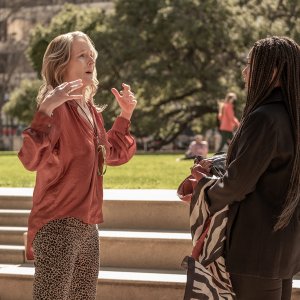 Blindspotting: Helen hunt in un'immagine della serie