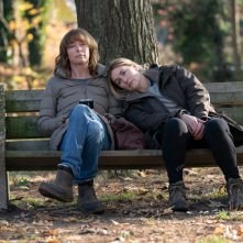 Omicidio A Easttown: Kate Winslet e Julianne Nicholson in una scena