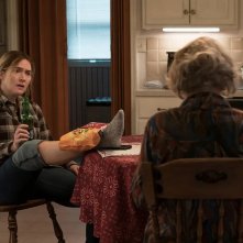 Omicidio A Easttown: Kate Winslet e Jean Smart in una scena