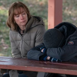 Omicidio A Easttown: Julian ne Nicholson e Cameron Mann in una scena