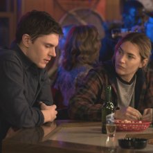 Omicidio A Easttown: Kate Winslet e Evan Peters in una scena