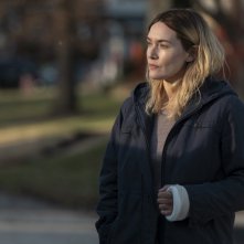 Omicidio a Easttown: Kate Winslet col gesso al braccio
