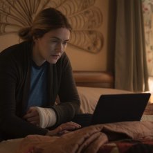 Omicidio A Easttown: Kate Winslet lavora al suo computer con un braccio ingessato