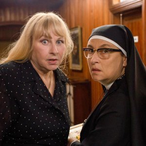 La brava moglie: Noémie Lvovsky, Yolande Moreau in una scena del film