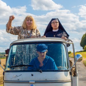 La brava moglie: Noémie Lvovsky, Yolande Moreau in una scena del film