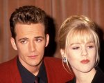 Beverly Hills, 90210, Jennie Garth: 'Rinchiusa in una gabbia dello zoo con Luke Perry per salvarci dai fan'