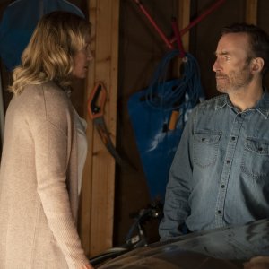 Io sono nessuno: Connie Nielsen e Bob Odenkirk in una scena